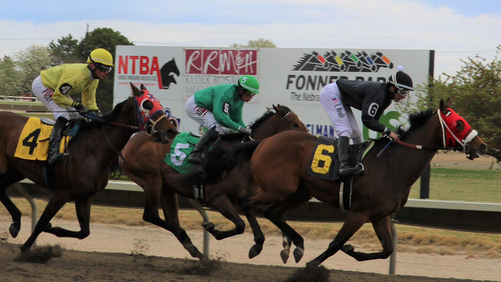 horses racing at Fonner Park in Grand Island, NE