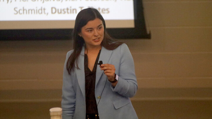 Melanie White delivering her presentation at the 2025 Arthaude 3-min. thesis competition