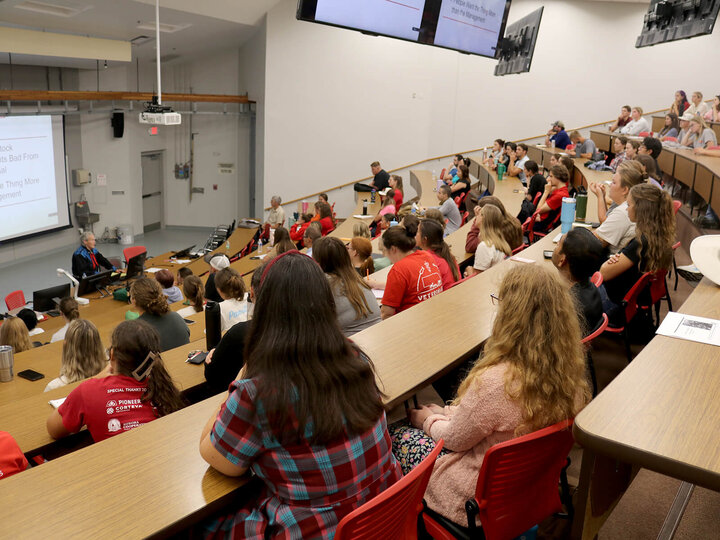 students listen to Temple Grandin during a seminar in B101